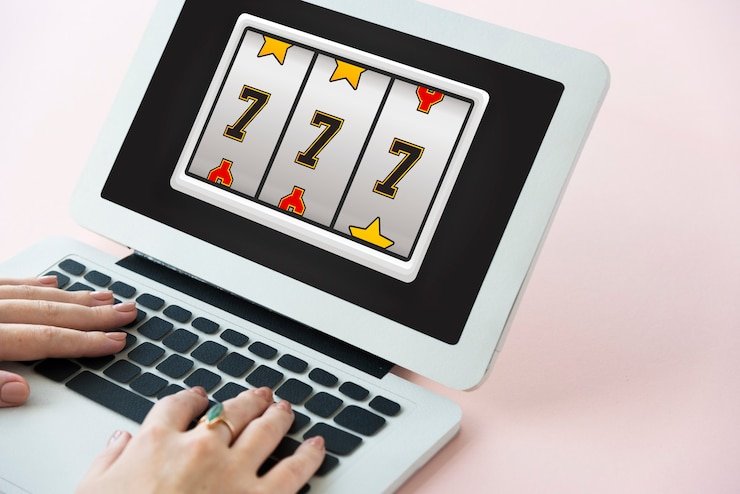 Pengguna ponsel membaca studi liong88